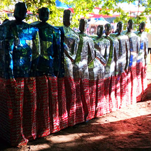 Escultura-con-latas-de-cerveza-Becker-para-Festival-FIIS