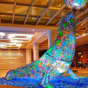 Foca-realizada-con-botellas-plásticas-Mall-Marina