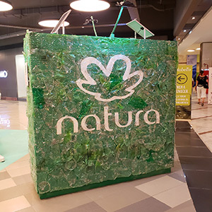 Logo-corpóreo-Natura-realizado-con-botellas-plásticas-reutilizadas-y-paneles-solares