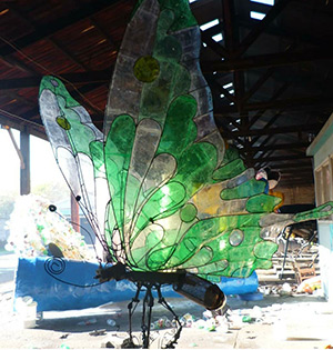Mariposa-con-residuos-para-jardín-del-futuro